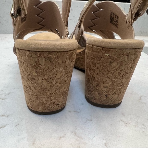 Lovely Clark's dressy sandals! - Picture 3 of 5